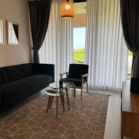 Liz Suite Caesarea Luaran gambar