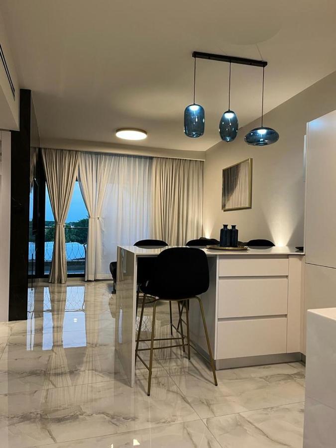 Liz Suite Caesarea Luaran gambar
