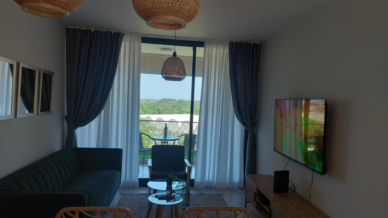 Liz Suite Caesarea Luaran gambar