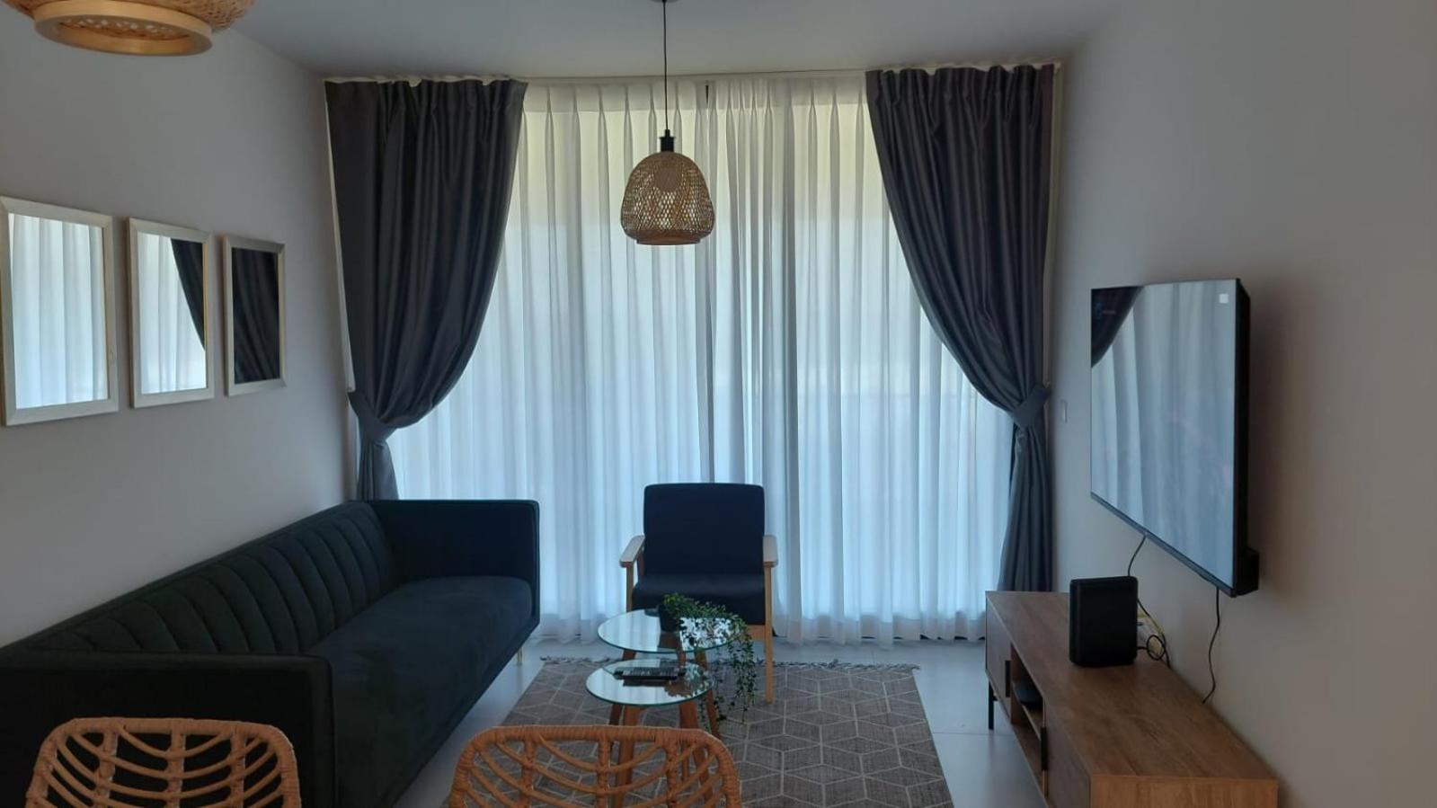 Liz Suite Caesarea Luaran gambar