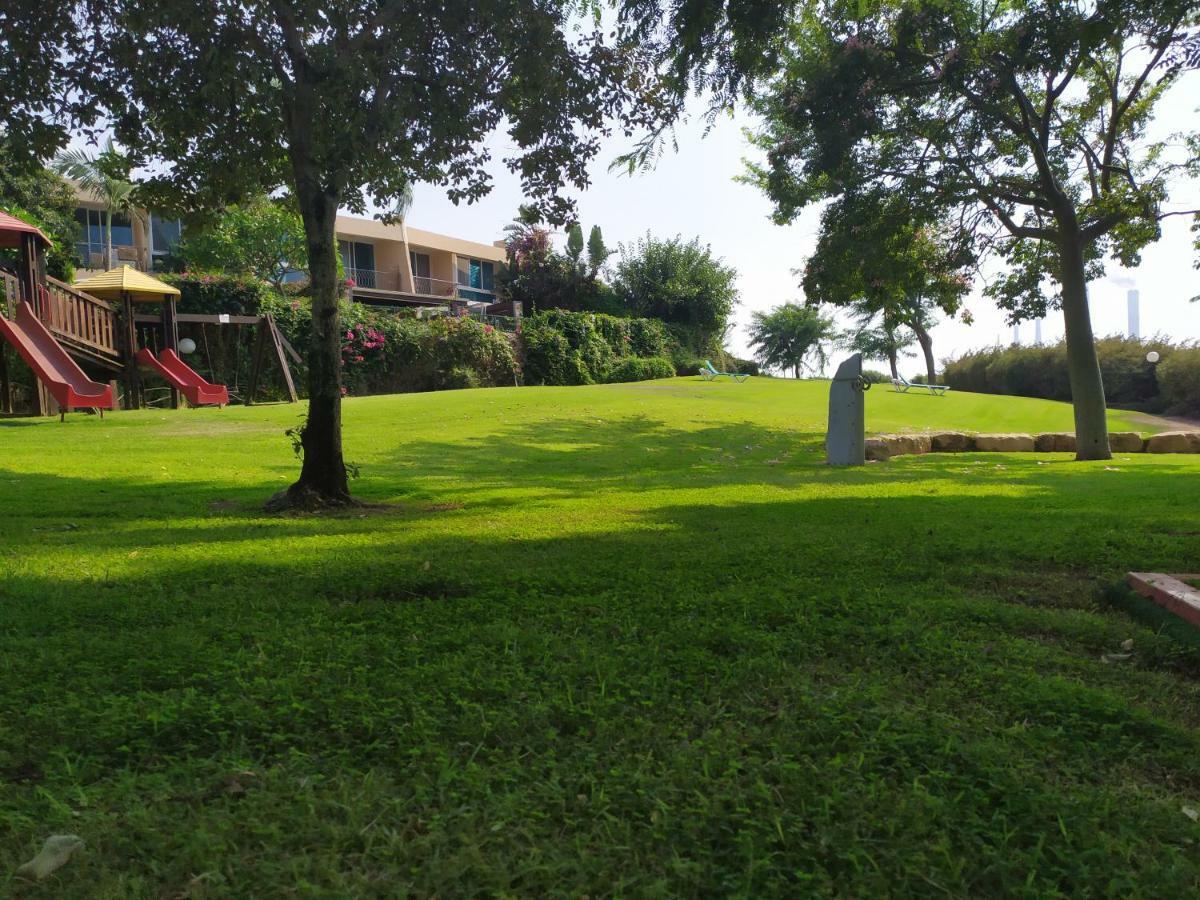 Liz Suite Caesarea Luaran gambar