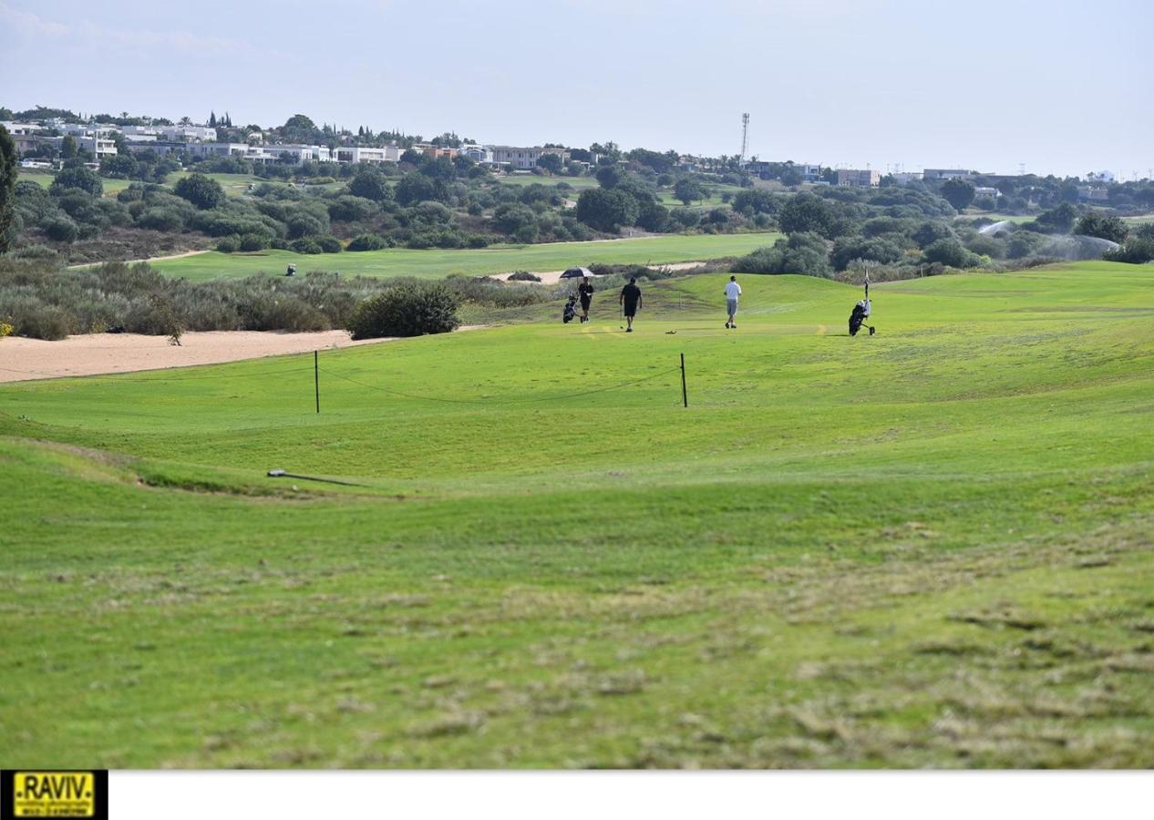 Liz Suite Caesarea Luaran gambar